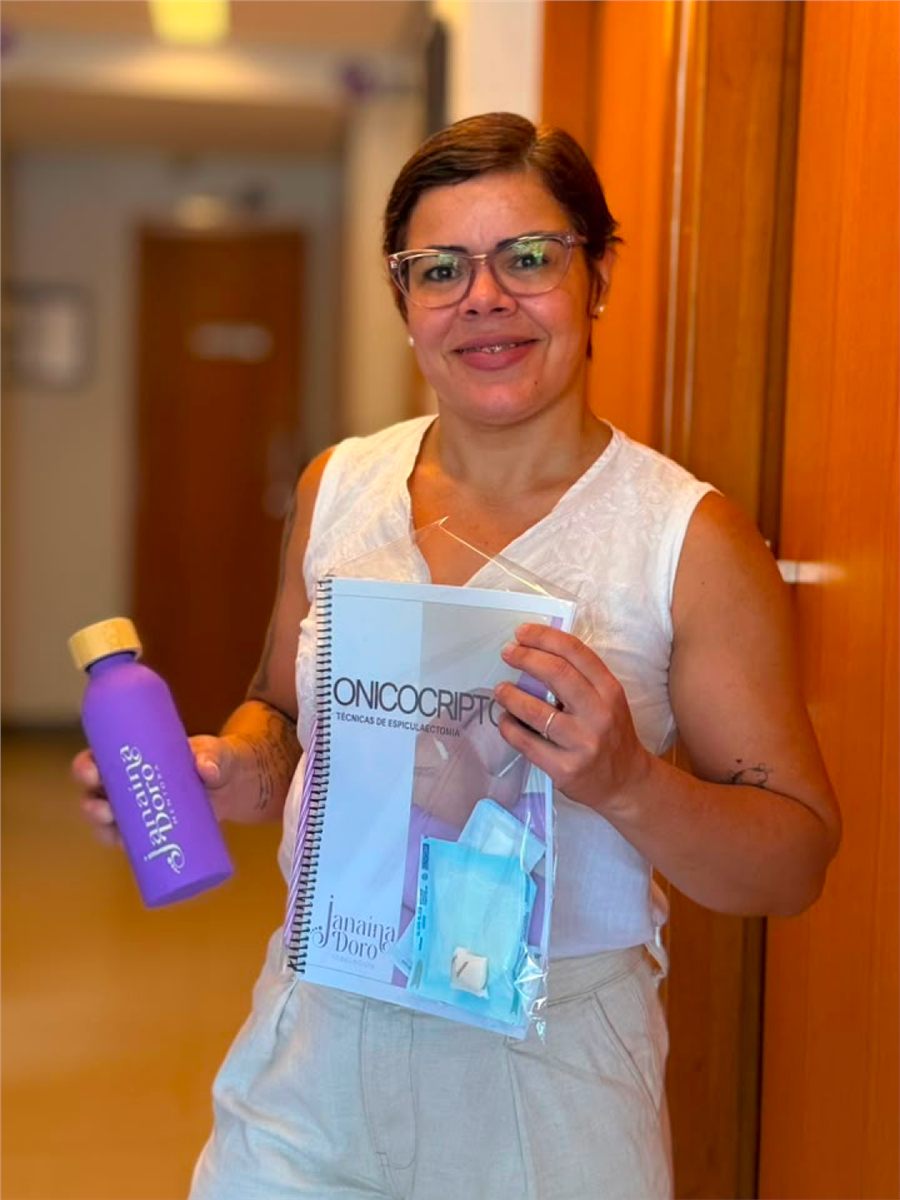 Eliane Santos com o material do curso de onicocriptose, técnicas de espiculectomia